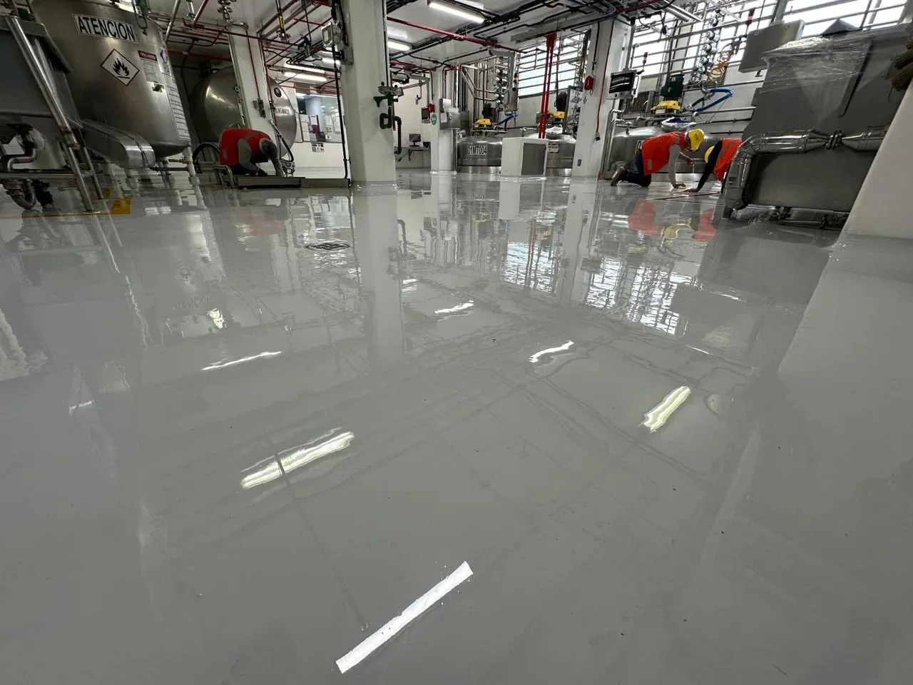 Piso autonivelante en planta de alimentos con equipo en operación
