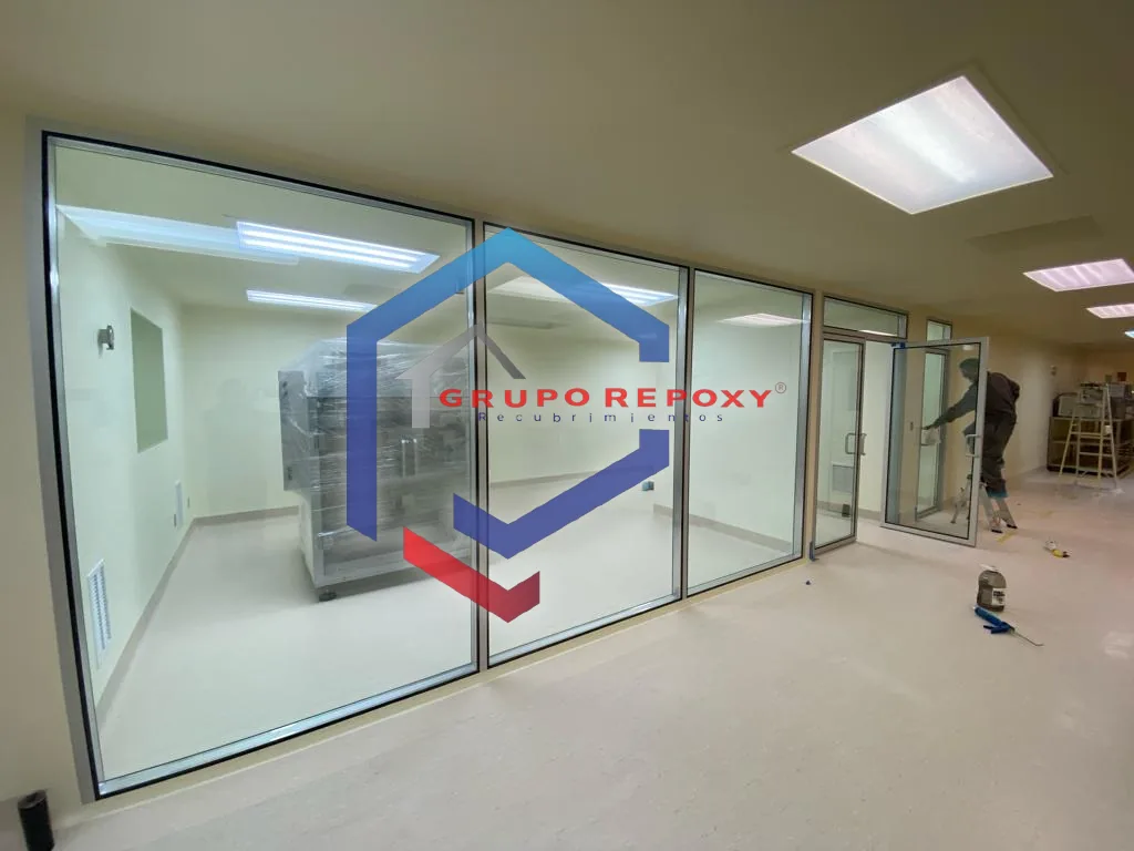 Cancelería de aluminio y vidrio en cuarto limpio