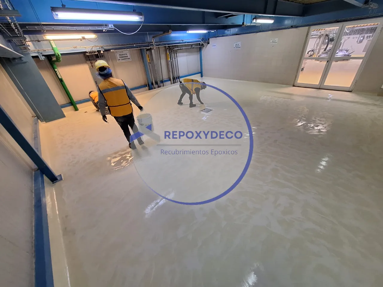 Aplicación de recubrimiento epóxico sanitario en planta