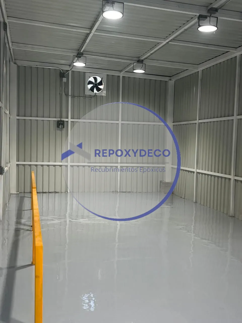 Bodega con piso epóxico gris