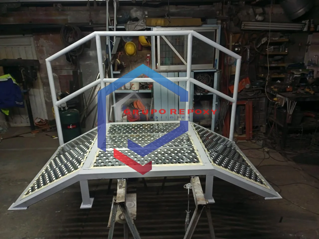 Plataforma de herrería con barandal y piso antiderrapante