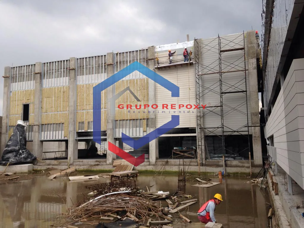 Obra civil: estructura y fachada de nave en construcción