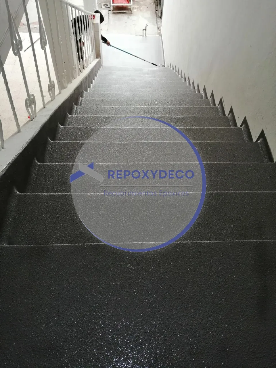 Piso antiderrapante aplicado por REPOXYDECO